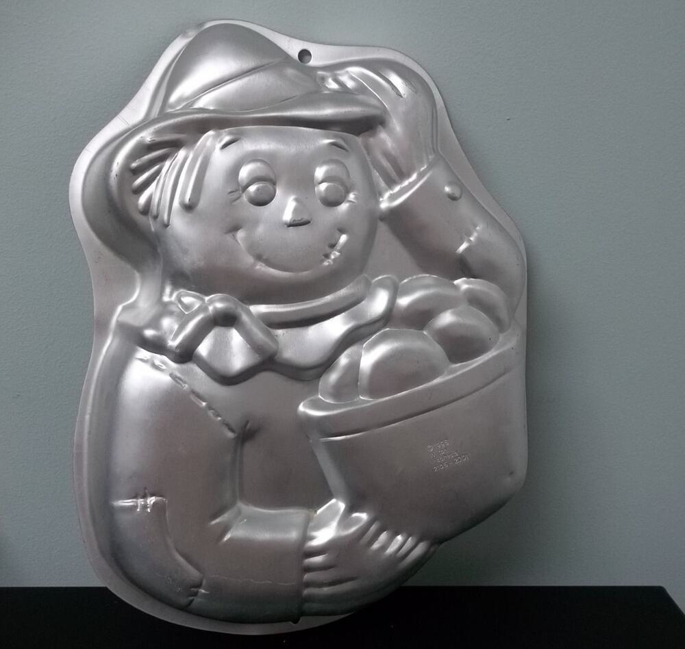 Wilton 1998 Harvest Scarecrow Happy Gardener or Witch Cake Pan #2105-2001